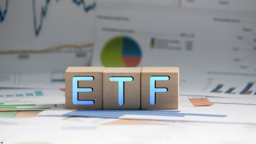 Active vs. Passive ETFs in 2026: Which Strategy Wins for Everyday Investors?
